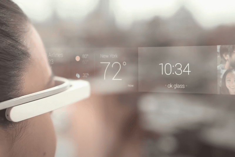 Man sieht den Kommunikationsbildschirm mit den verschiedenen Funktionen der Google Glass 1.
